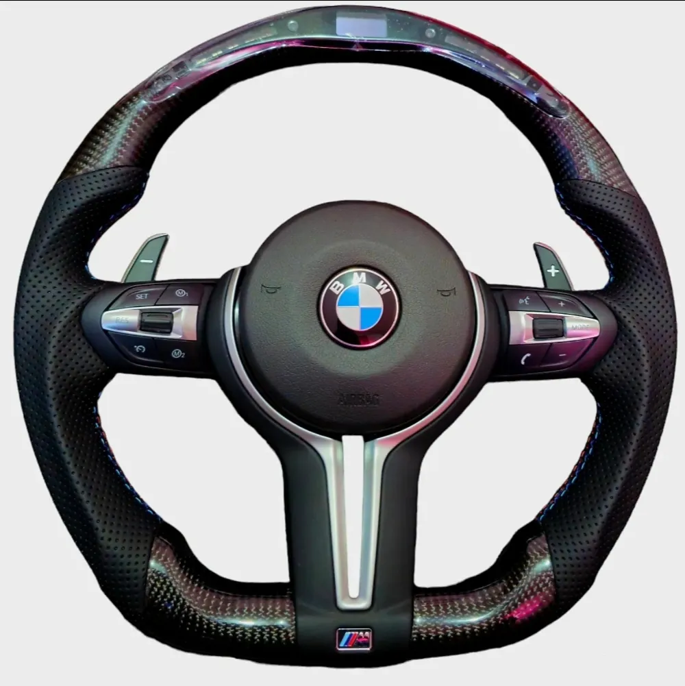 Volante BMW M Performance com detalhes esportivos e acabamento premium